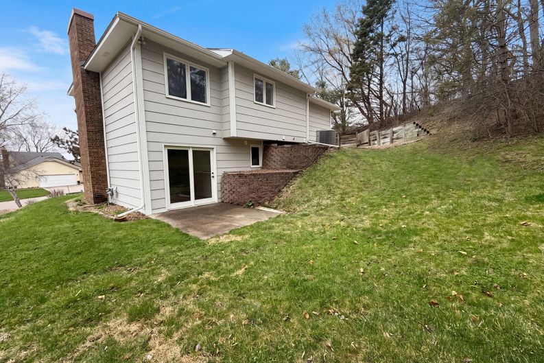 Photo 5 of 20 of 6475 Grand View Dr, Eden Prairie, MN