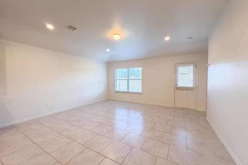 Photo 3 of 16 of 8126 Gambrel Way, Rosharon, TX