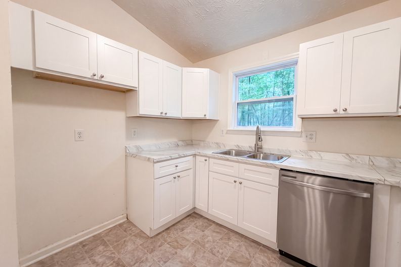 Photo 12 of 20 of 670 Marsh Ct, Jonesboro, GA