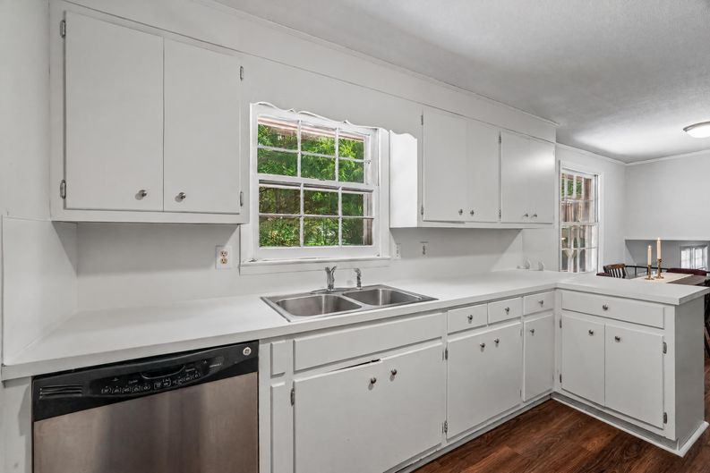 Photo 7 of 28 of 4036 Elizabeth St, Hickory, NC