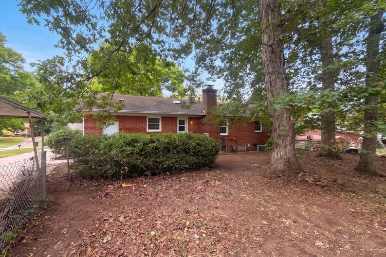 Photo 5 of 15 of 505 Leawood Dr, Greensboro, NC