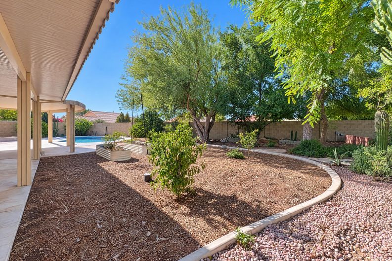 Photo 7 of 25 of 7746 W Wahalla Ln, Glendale, AZ