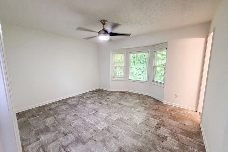 Photo 4 of 27 of 4378 Shady Dr NW, Lilburn, GA