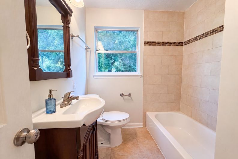 Photo 11 of 26 of 6535 Lou Dr N, Jacksonville, FL