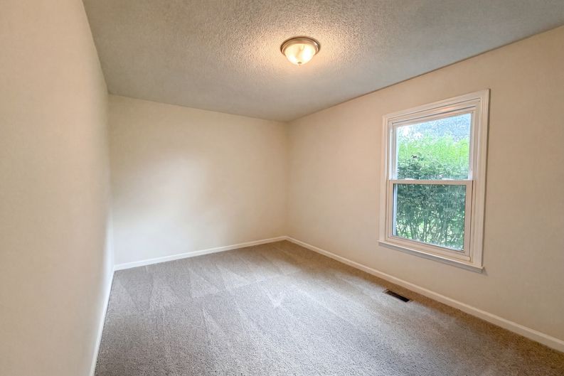 Photo 14 of 22 of 4023 Cavalier Dr, Murfreesboro, TN