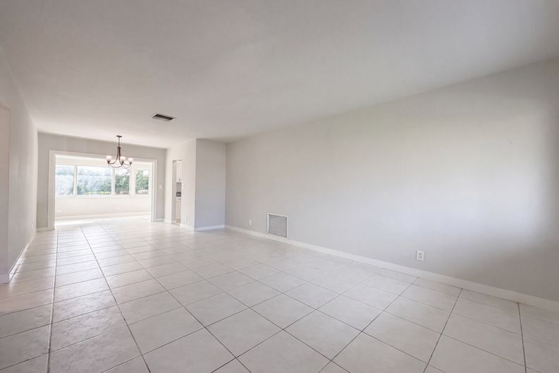Photo 7 of 25 of 4360 NW 12th Dr, Deerfield Beach, FL