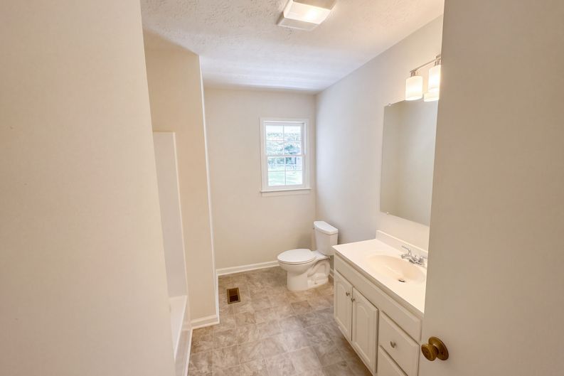 Photo 12 of 15 of 3089 Linecrest Rd, Ellenwood, GA