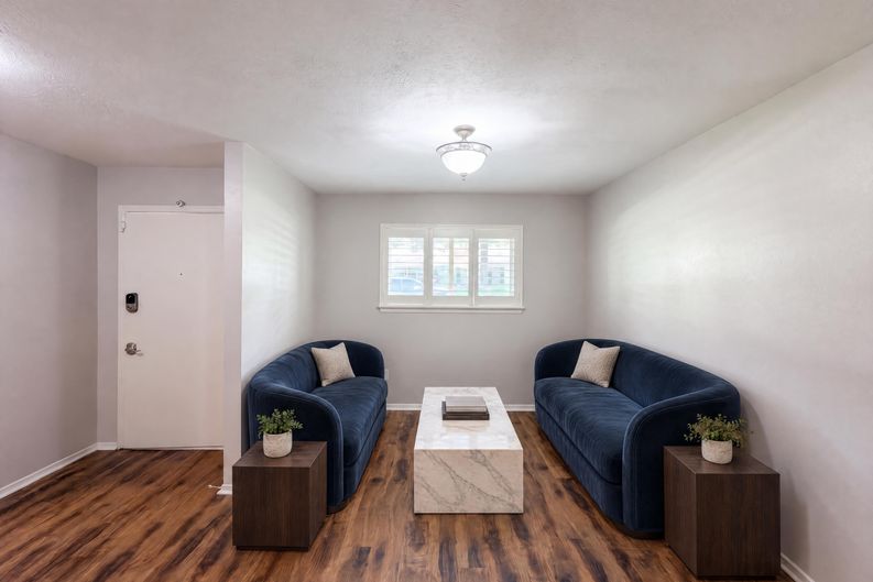 Photo 8 of 22 of 1618 Woodcrest Ln, Carrollton, TX