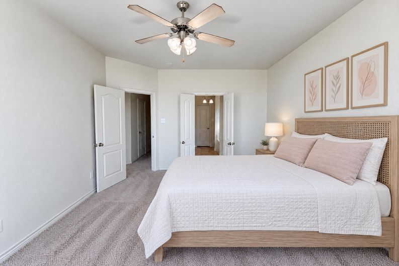 Photo 8 of 23 of 1476 Park Crest Dr, Crowley, TX