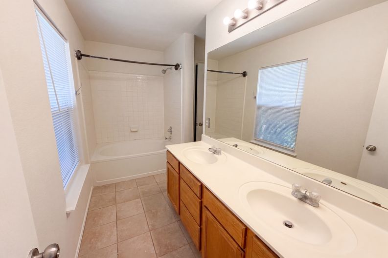 Photo 14 of 21 of 305 Edgewood Cv, Leander, TX