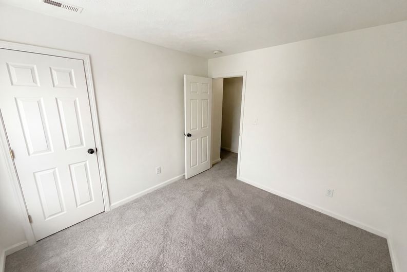 Photo 4 of 24 of 3211 Waterloo Cir, Indianapolis, IN