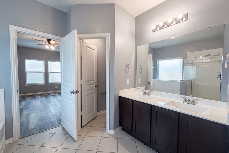 Photo 10 of 22 of 18664 Legend Oaks Dr, Magnolia, TX