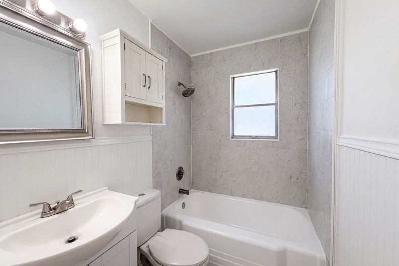 Photo 8 of 16 of 1213 S Ridgeway Dr, Cleburne, TX