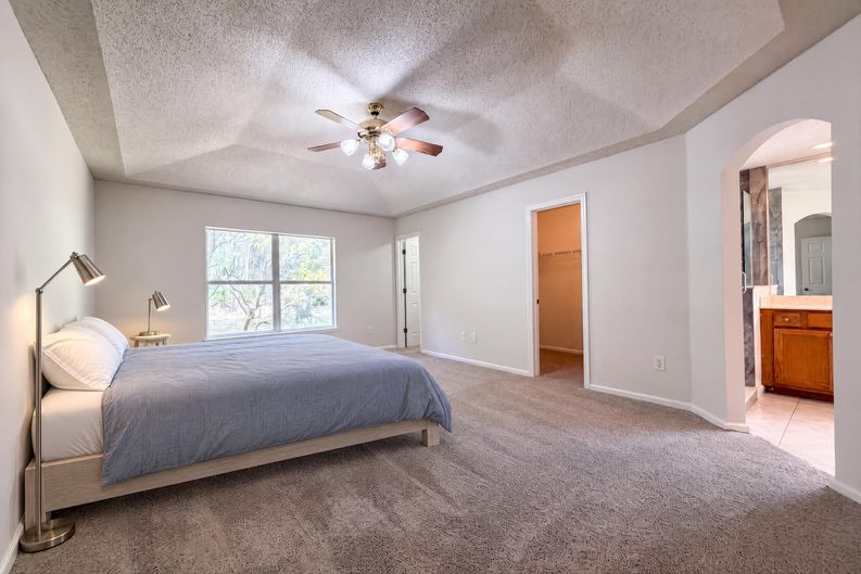 Photo 4 of 23 of 8436 Staplehurst Dr W, Jacksonville, FL