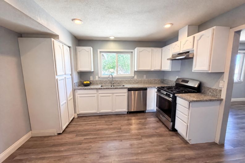 Photo 8 of 17 of 15929 La Verida Dr, Victorville, CA