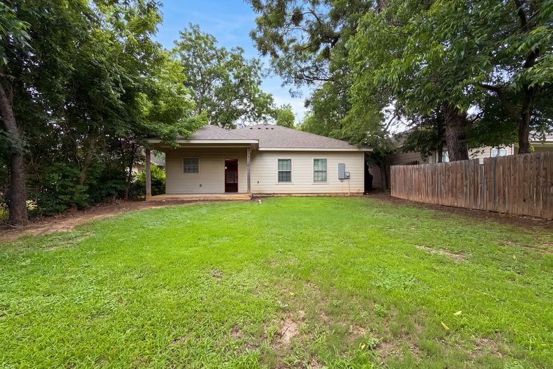 Photo 5 of 18 of 619 E Arlington Ave, Fort Worth, TX