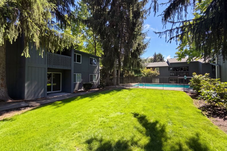 Photo 5 of 24 of 650 SW Meadow Dr, Beaverton, OR