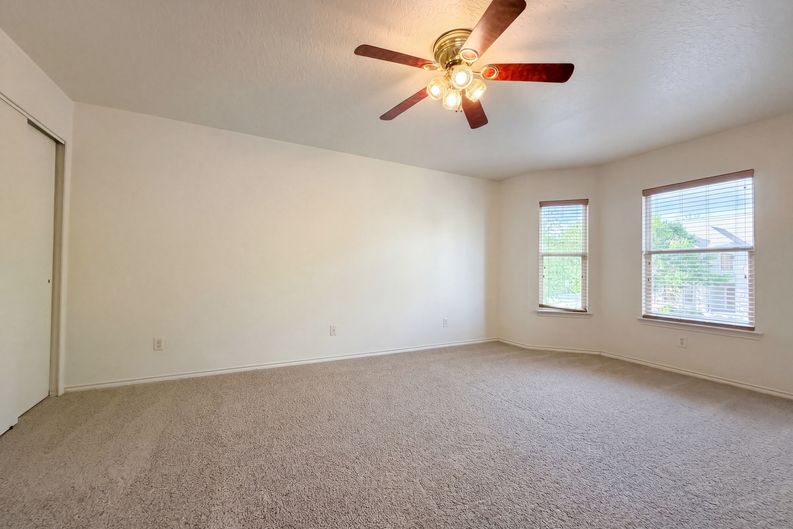 Photo 13 of 19 of 121 Springtree Fld, Cibolo, TX