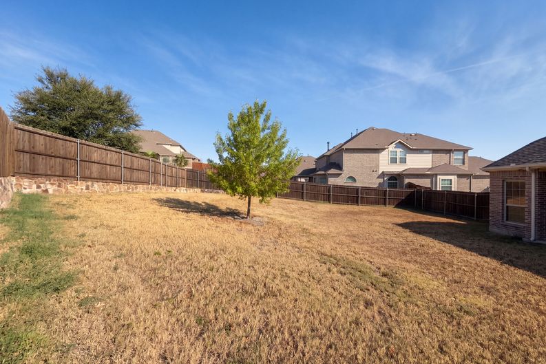 Photo 35 of 38 of 908 Heath Creek Dr, Desoto, TX
