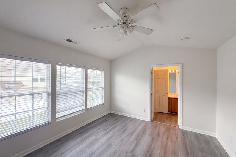 Photo 4 of 17 of 5111 Brooke Lauren Ln, Raleigh, NC