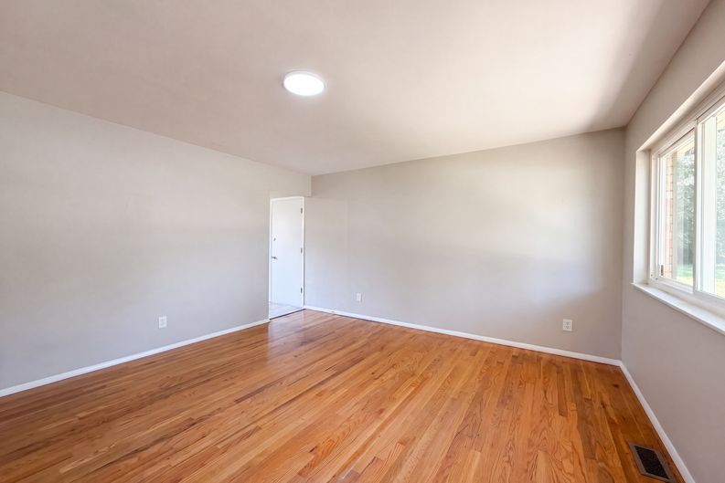 Photo 3 of 21 of 9707 Wescott Rd, Cincinnati, OH