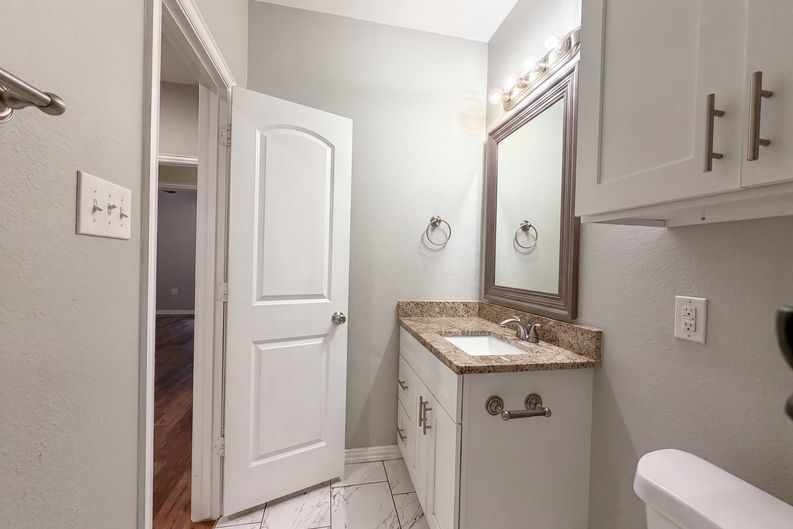 Photo 15 of 18 of 619 E Arlington Ave, Fort Worth, TX