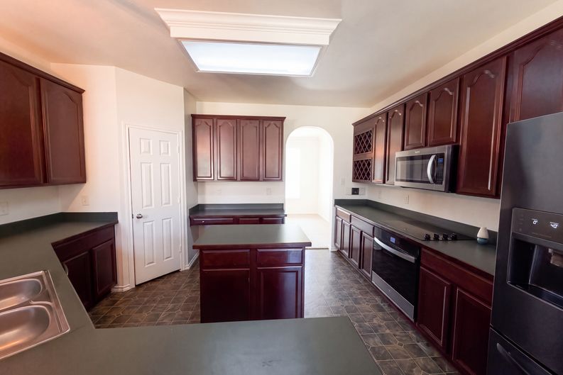 Photo 6 of 31 of 1402 Stone Oak Ct, Cedar Hill, TX