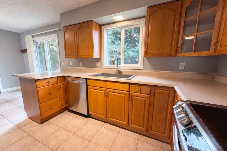 Photo 7 of 22 of 11530 SW Tigard Dr, Portland, OR