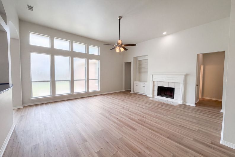 Photo 3 of 31 of 1221 Old Oak Trl, Flower Mound, TX