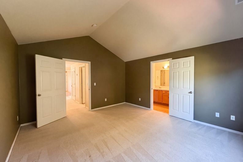 Photo 8 of 19 of 17615 SW Falling Leaf Ct, Beaverton, OR