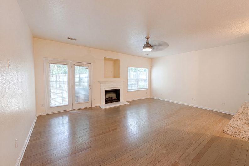 Photo 3 of 18 of 5080 Windsor Forrest Ln, Atlanta, GA
