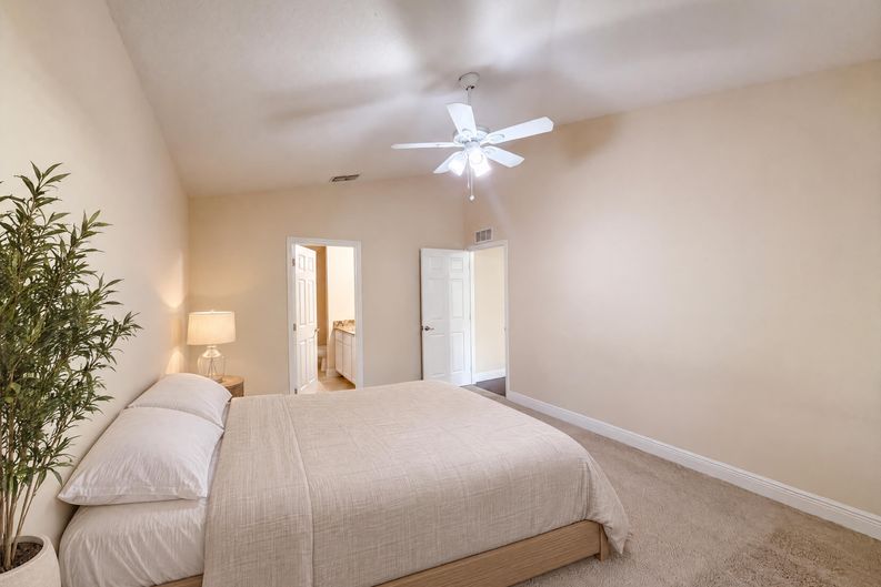 Photo 15 of 23 of 33137 Irongate Dr, Leesburg, FL