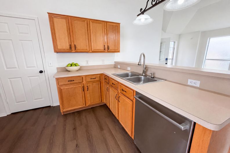 Photo 8 of 31 of 1033 Olivewood Ln, Fort Worth, TX