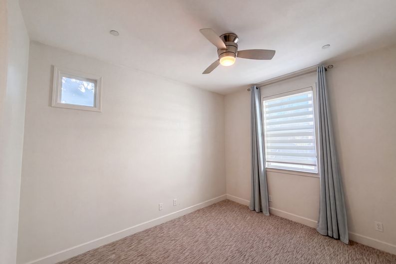 Photo 4 of 28 of 4920 Ocean Ln, Elk Grove, CA
