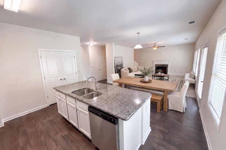 Photo 11 of 41 of 821 Walnut Woods Dr, Braselton, GA