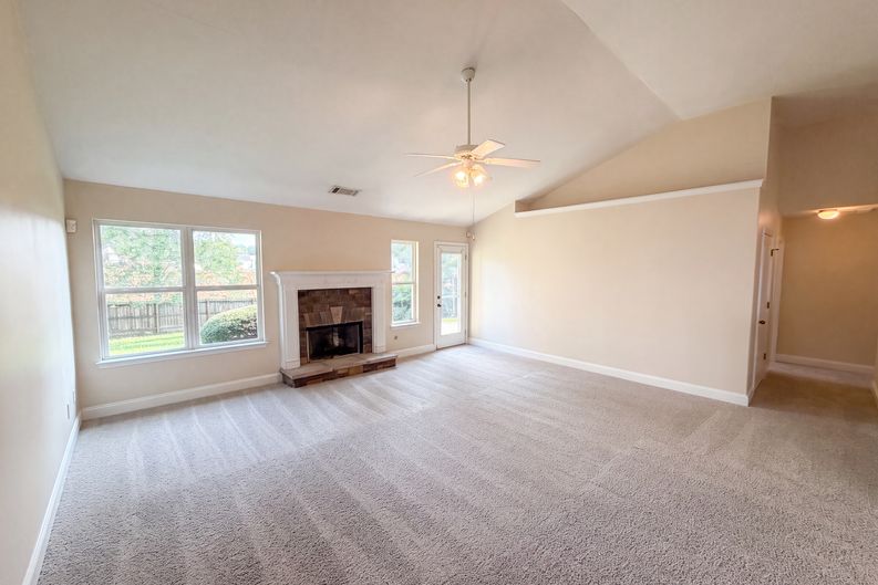 Photo 7 of 17 of 453 Castle Top Ln, Lawrenceville, GA