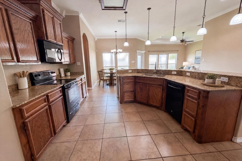 Photo 10 of 18 of 6906 King George Pl, Corpus Christi, TX