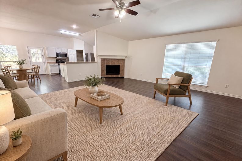 Photo 3 of 21 of 109 Eagle Dr, Luling, TX
