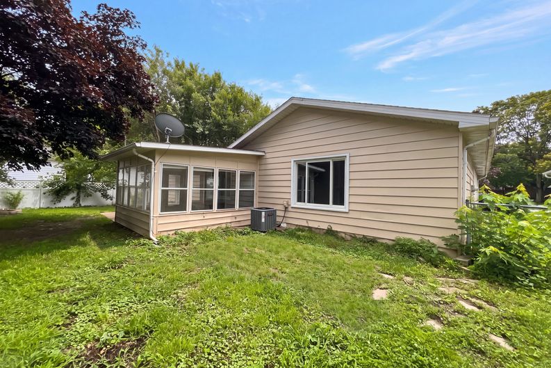 Photo 5 of 16 of 912 Hollycrest Dr, Champaign, IL