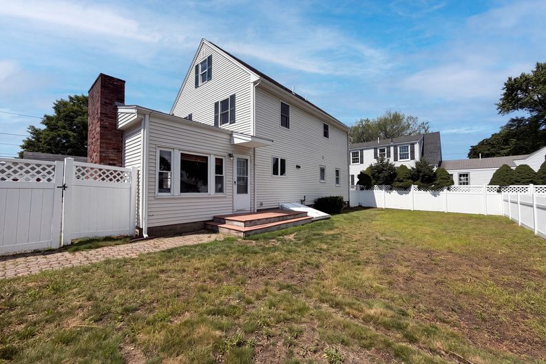 Photo 5 of 37 of 4 MacArthur Cir, Peabody, MA