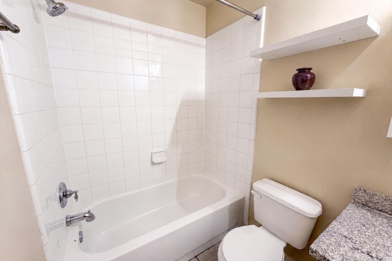 Photo 18 of 28 of 10250 Rolleston Ln, Houston, TX
