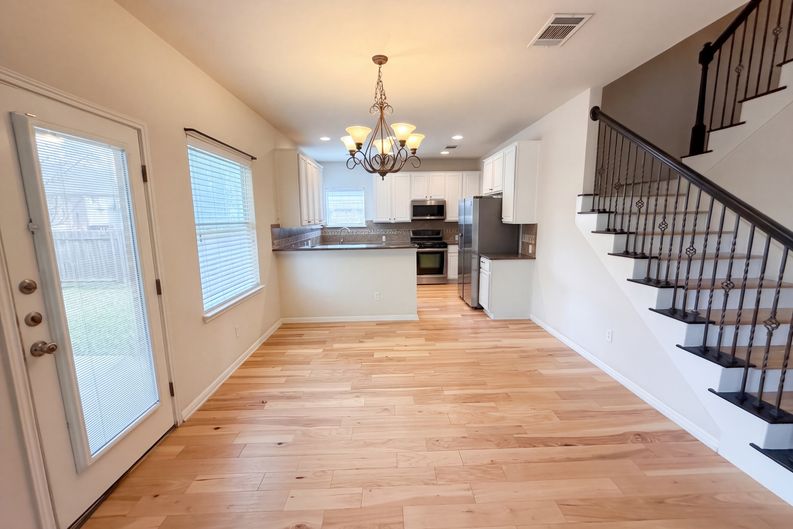 Photo 8 of 36 of 12016 Timber Heights Dr, Austin, TX