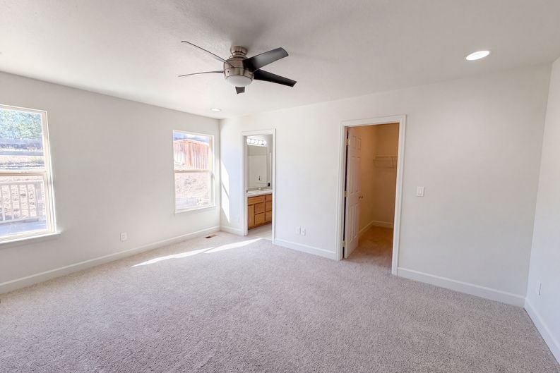 Photo 4 of 27 of 10009 Strathfield Ln, Highlands Ranch, CO