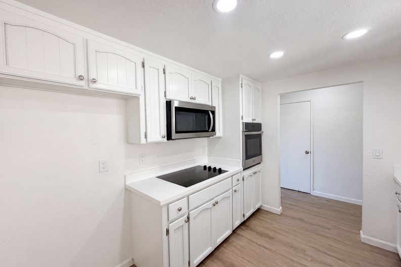 Photo 6 of 29 of 6041 Thornicroft Dr, Valley Springs, CA