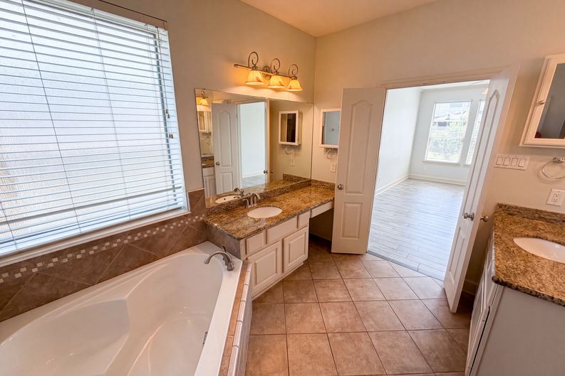 Photo 15 of 36 of 15822 Maple Shores Dr, Houston, TX