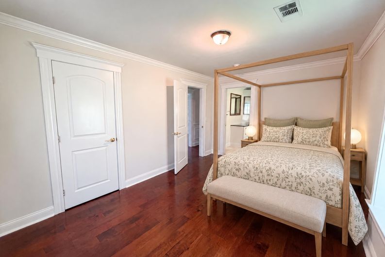 Photo 4 of 20 of 829 W 2nd North St, Summerville, SC