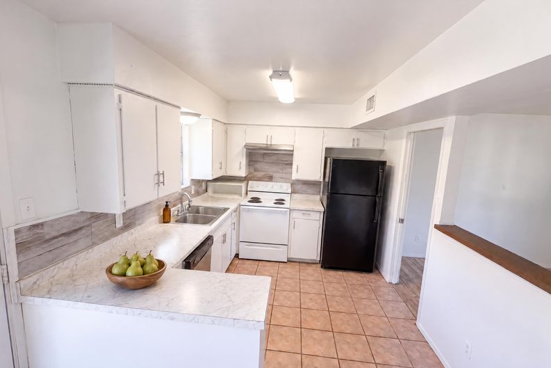 Photo 10 of 27 of 736 W Borden St, Sinton, TX