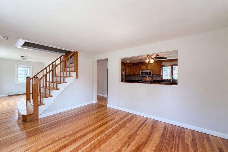 Photo 6 of 37 of 4 MacArthur Cir, Peabody, MA