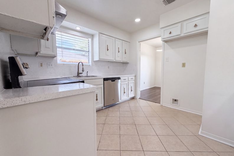 Photo 19 of 21 of 6910 Vialinda Dr, Houston, TX