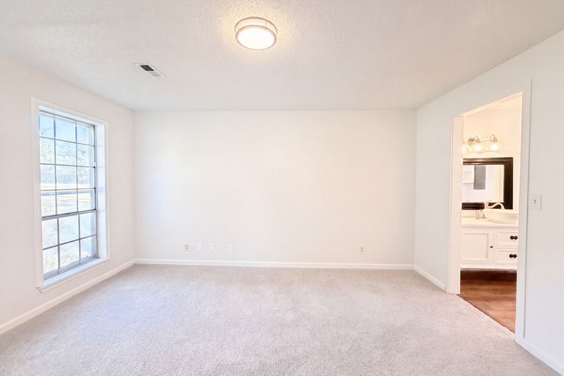 Photo 4 of 19 of 4334 Morningside Dr, Helena, AL